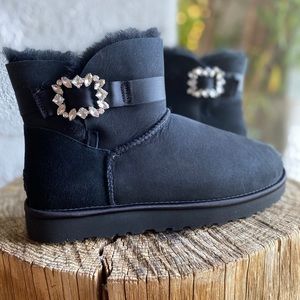 UGG MINI SIDE BROOCH\ BLACK\Size 8